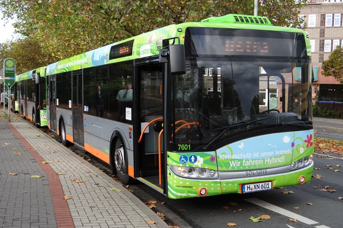 Elektrobus im öffentlichen Nahverkehr Ein moderner Elektrobus im Einsatz im öffentlichen Personennahverkehr als Beispiel für emissionsarme Mobilität.