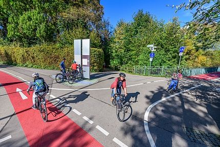 Foto von Fahrradfahrenden auf einer Kreuzung von Fahrradwegen