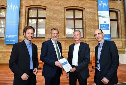 Übergabe der Mitgliedsurkunde an die Stadt Hamburg beim vhw Verbandstag 2021