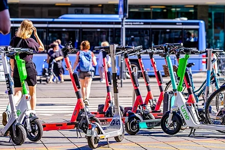 Ein E-Scooter im urbanen Umfeld als Beispiel für moderne Mikromobilität in der Stadt.