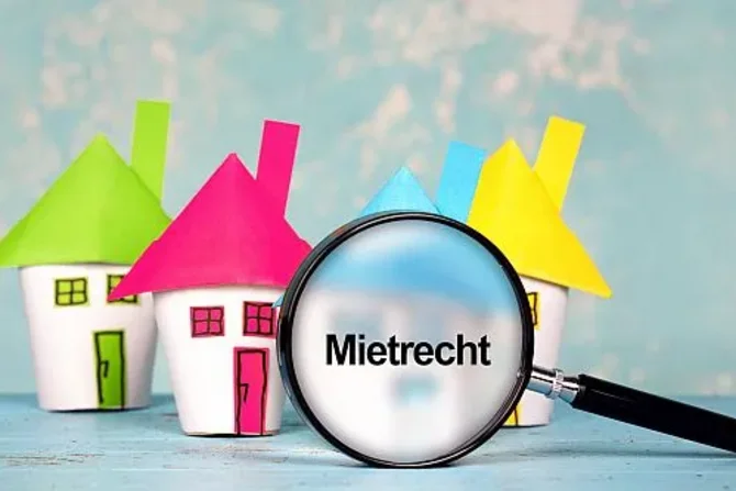 Mietrecht und Wohnverhältnisse Drei kleine, zusammengebaute Häuser in verschiedenen Farben. Davor ist eine Lupe zu sehen, die auf ein Haus zeigt. Auf dem Glas der Lupe ist „Mietrecht“ abgebildet.