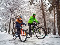 Vater Sohn Radfahren Winter Park glatte Straße