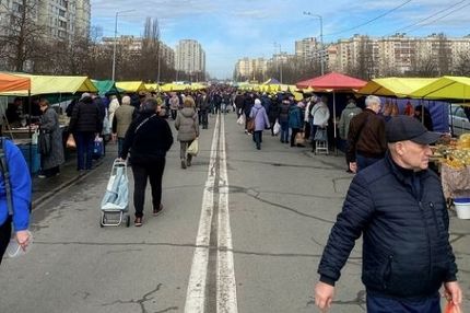 Marktszene in einer Großwohnsiedlung