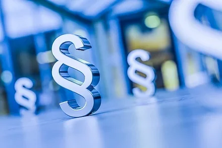 Mehrere Paragrafenzeichen als Symbol für Gesetze, Rechtsprechung und juristische Regelungen.