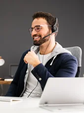 Person nimmt an einem Webinar teil und nutzt digitale Lernangebote zur beruflichen Weiterbildung am Computer.