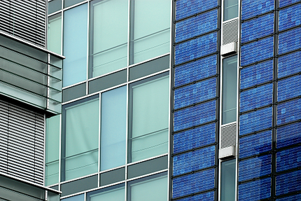 Foto von Gebäudefassade mit Solarpanelen