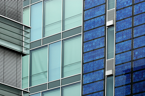 Foto von Gebäudefassade mit Solarpanelen