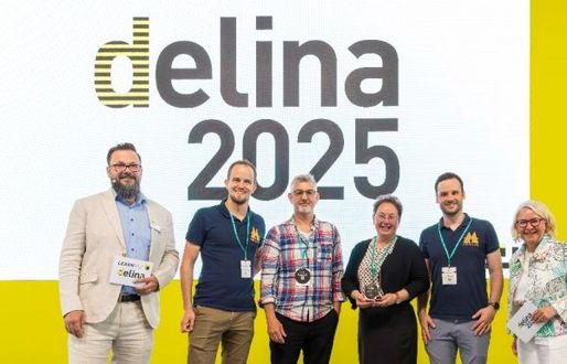 6 Personen nehmen den Preis delina Award 2025 auf der Messe Lerntec in Karlsruhe entgegen.