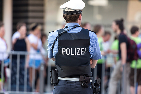 Deutscher Polizist beobachtet Menschenmenge
