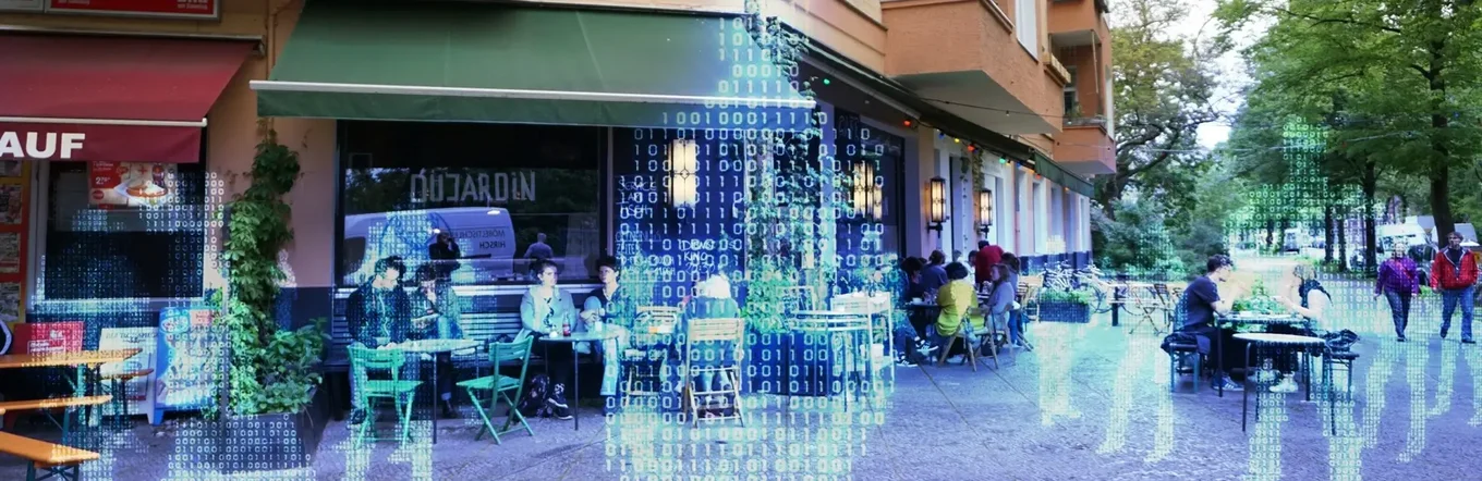 Straßencafé mit Gästen und überlagerte digitale Datenvisualisierung aus Binärcode und Netzwerkstrukturen.
