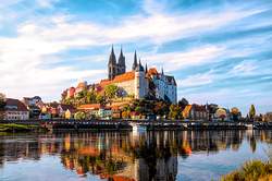 Albrechtsburg in Meißen mit Elbe im Vordergrund