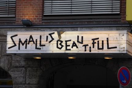 Aufschrift "Smal is beautiful" auf einer Anzeigetafel im städtischen Raum