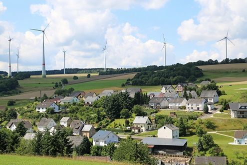 Windräder in unmittelbarer Nachbarschaft einer Siedlung