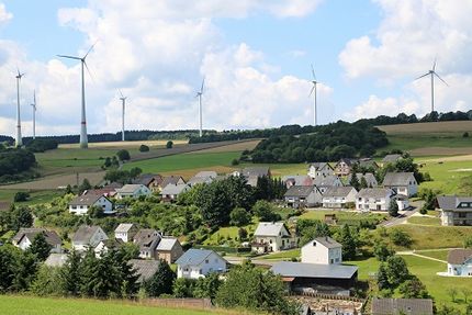 Windräder in unmittelbarer Nachbarschaft einer Siedlung