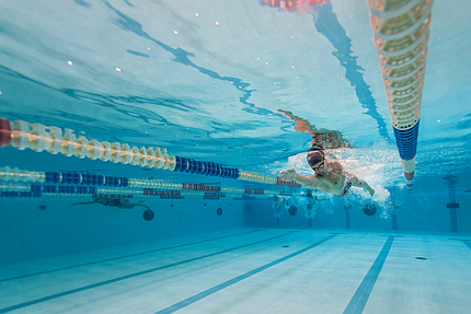 Unterwasserfoto eines Schwimmer im Becken einen Hallenbades.