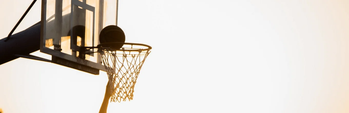 Wurf in einen Basketballkorb