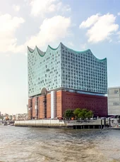 Hamburg Stadtansicht von Hamburg mit urbaner Skyline und Hafenbezug an der Elbe.