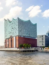 Hamburg Stadtansicht von Hamburg mit urbaner Skyline und Hafenbezug an der Elbe.