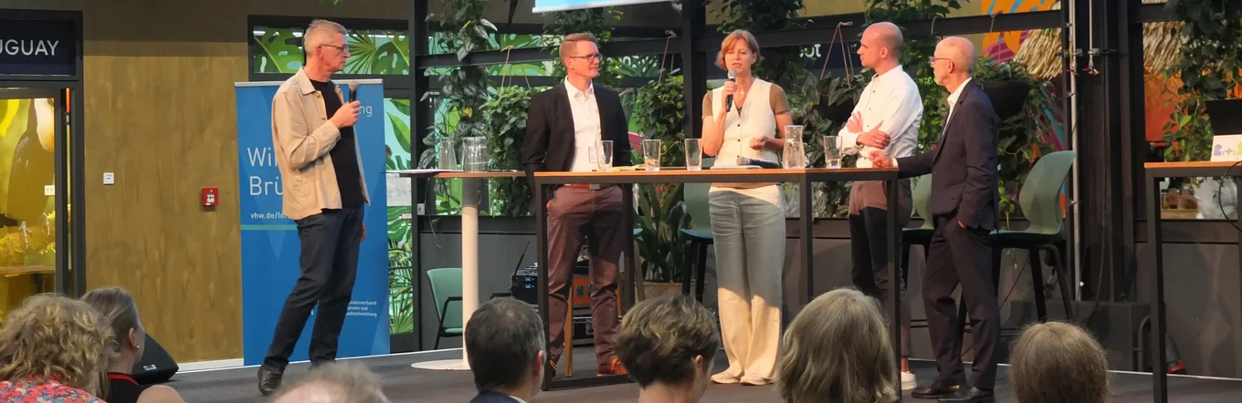 Diskussionsrunde beim Fachforum "Aktive Liegenschaftspolitik" des vhw in Köln, von links: Moderator Bernhard Faller (vhw), Florian Gosmann (Landeshauptstadt Kiel), Carola Christ (Stadt Ulm), Markus Kübler (Stadt Freiburg im Breisgau) sowie Martin Dornieden (Dornieden Gruppe)