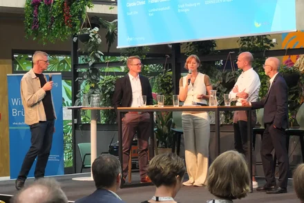Diskussionsrunde beim Fachforum "Aktive Liegenschaftspolitik" des vhw in Köln, von links: Moderator Bernhard Faller (vhw), Florian Gosmann (Landeshauptstadt Kiel), Carola Christ (Stadt Ulm), Markus Kübler (Stadt Freiburg im Breisgau) sowie Martin Dornieden (Dornieden Gruppe)
