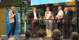 Diskussionsrunde beim Fachforum "Aktive Liegenschaftspolitik" des vhw in Köln, von links: Moderator Bernhard Faller (vhw), Florian Gosmann (Landeshauptstadt Kiel), Carola Christ (Stadt Ulm), Markus Kübler (Stadt Freiburg im Breisgau) sowie Martin Dornieden (Dornieden Gruppe)
