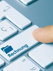 Zertifikatslehrgang "Fachkraft Sachbearbeitung im kommunalen Kassenwesen" Eine Tastatur mit einer Taste mit der Beschriftung „Rechnung“. Eine Person ist kurz davor, diese Taste zu drücken.