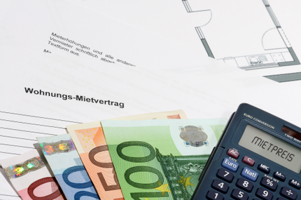 Foto von Mietvertrag, Geld und Taschrechner