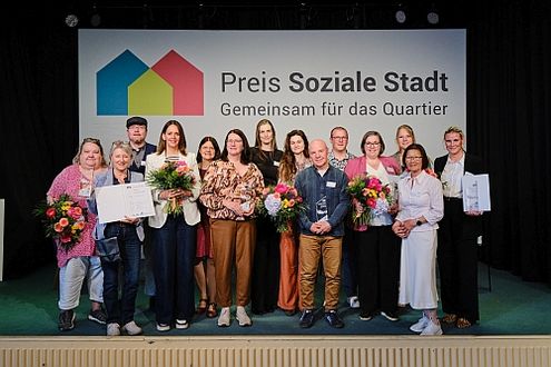 Foto von den Preisträger des Wettbwerbs "Preis Soziale Stadt 2025" auf der Preisverleihung am 6. Mai 2025 in Berlin