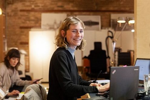 Stadtmachen Akademie, eine lächelnde Frau vor einem Laptop