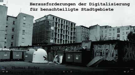 schwarz weiß Foto eines städtischen Innenhofes mit Mülltonnen