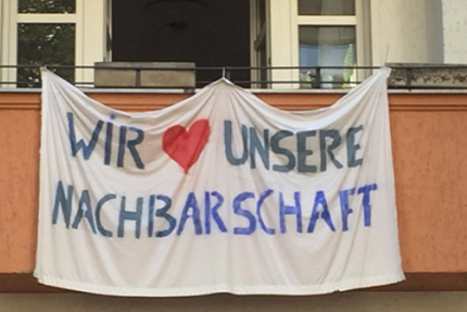 Ein Banner mit der Aufschrift: "Wir lieben unsere Nachbarschaft"