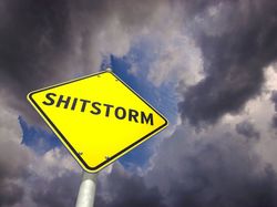 Gelbes Schild Shitstorm
