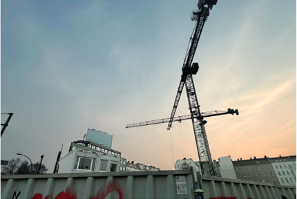 Baukräne vor dem Abendhimmel