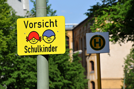Straßenschild "Vorsicht, Schulkinder!"