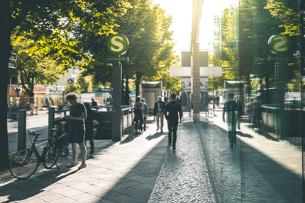 Fotografie einer Straße am Berliner S-Bahnhof Brandenburger Tor