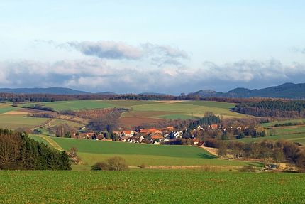 Foto: Dorf in einer hügeligen Landschaft