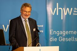 Prof. Dr. Jürgen Aring (Vorstand vhw) am Rednerpult