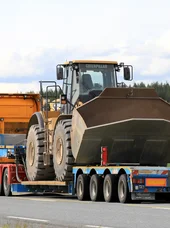 Schwerverkehr im Transportwesen Lastkraftwagen im Einsatz auf einer Straße als Teil des Güter- und Schwerverkehrs im Transportwesen.