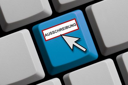Taste auf Comutertastatur "Ausschreibung online"