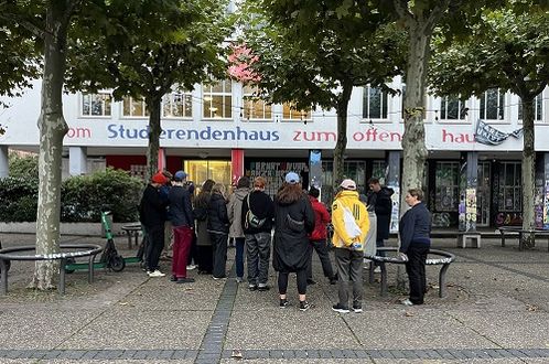 Gruppe bei einer Führung durch die Stadt