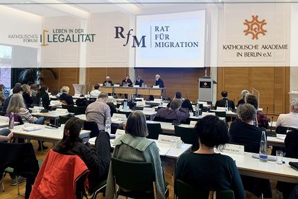 Blick auf das Podium im Tagungsraum