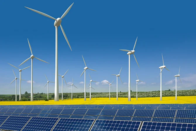 Windenergie und Solarenergie Windkraftanlagen und Solarmodule als Symbole für erneuerbare Energien und eine nachhaltige Energieversorgung.