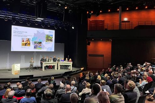 Ein Blick auf die Bühne während der Neustart Konferenz während der Präsentation von Sebastian Beck für den vhw