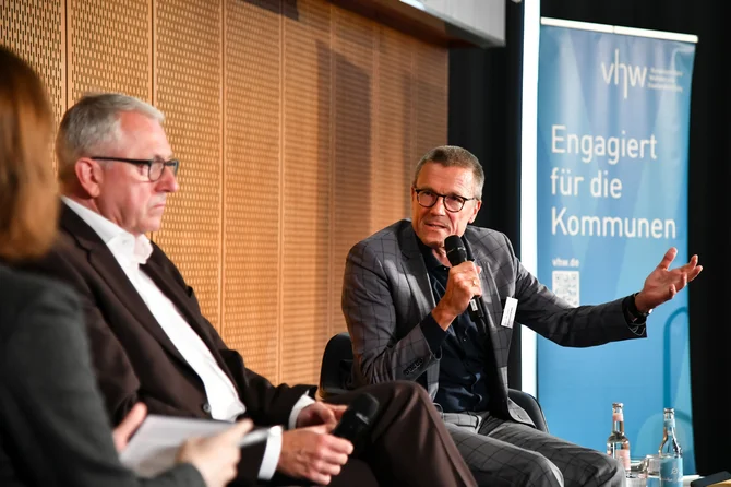 Céline Lauer im Gespräch mit Prof. Dr. Uwe Scheidewind (r.) und Dr. Peter Kurz