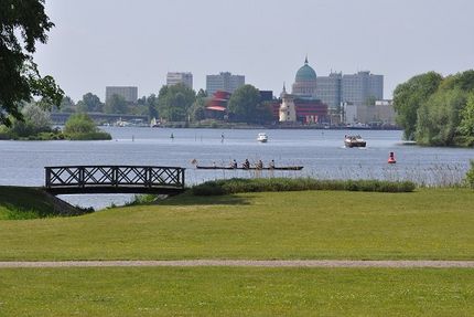 Foto der Stadt Potsdam, im Vordergrund eine Grünfläche