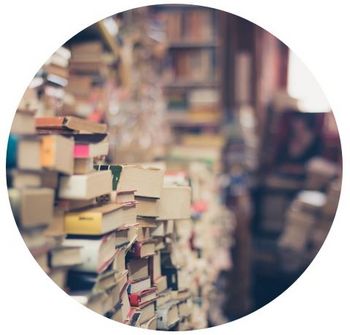 Foto eines Raumes voller gestapelter Bücher