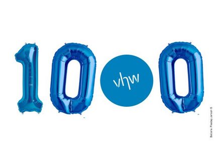 Blaue Luftballons, die die Zahl 1000 bilden.