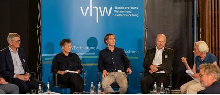 Diskussionsrunde im vhw mit sechs Personen
