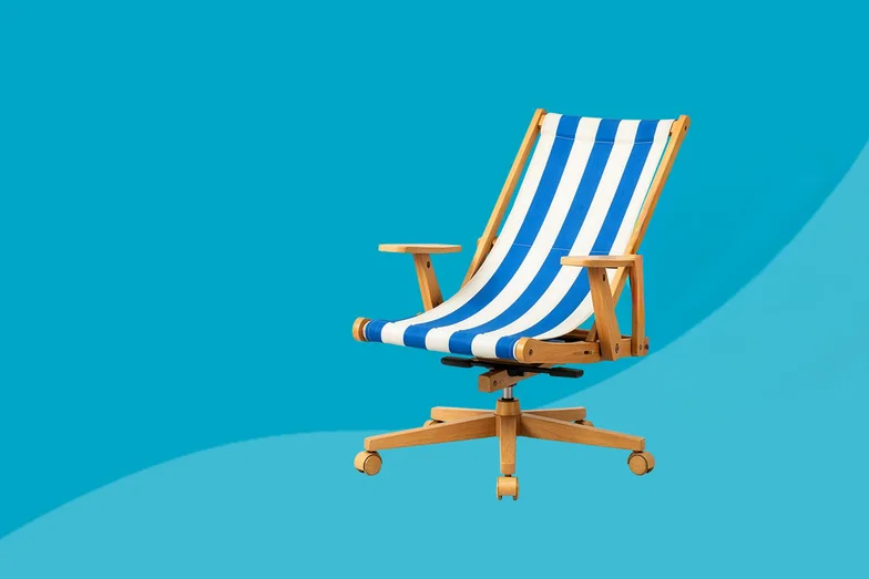 webinarsommer2026-mehrblick-plain Eine Mischung aus Liegestuhl und Bürostuhl aus Holz und Stoff mit blau-weißen Streifen vor einem türkisen Hintergrund