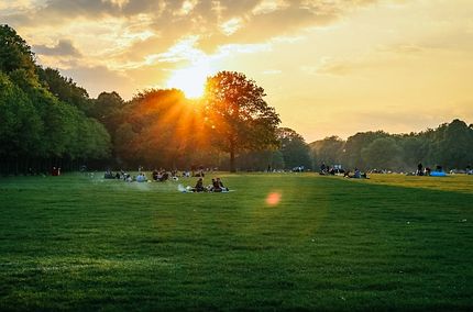 Foto Menschen picknicken im Stadtpark Hamburg
